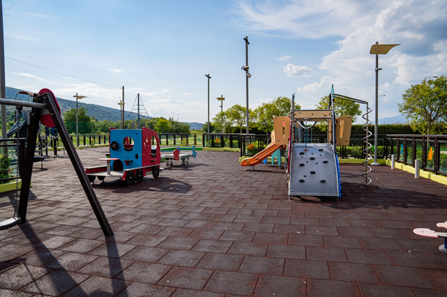 Κούνιες και χαμηλές επιφάνειες αναρρίχησης